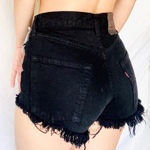 LEVI’S BLACK JEAN DENIM FRINGE SHORTS